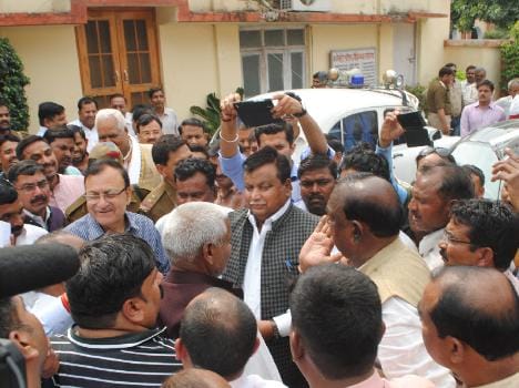  SP MLA alleges DM and city magistrate for corruption.