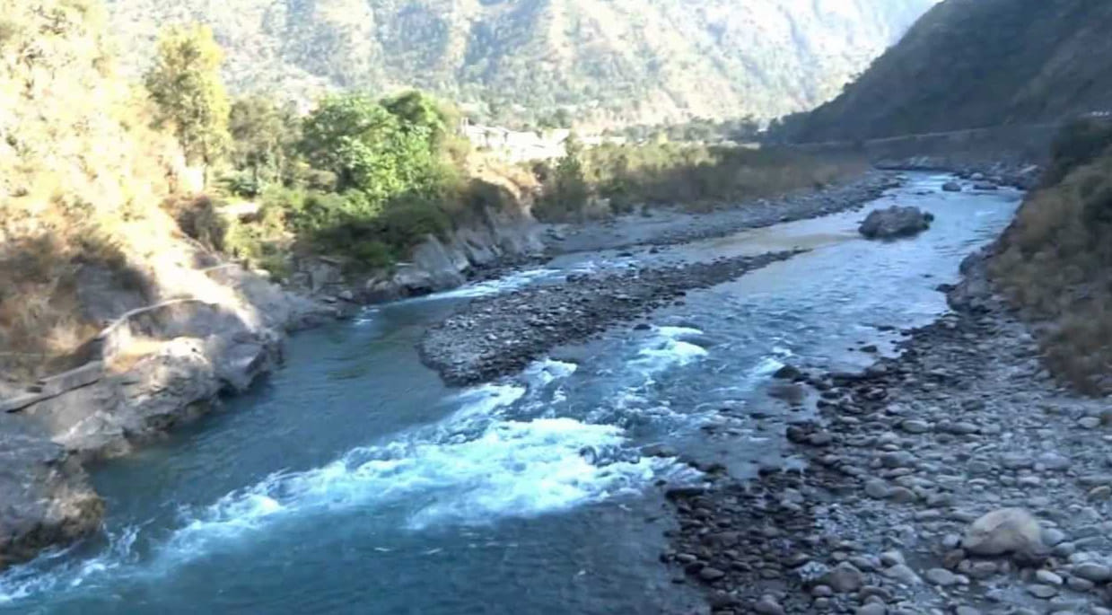 A woman was swept away in the Ravi river due to foot slipping
