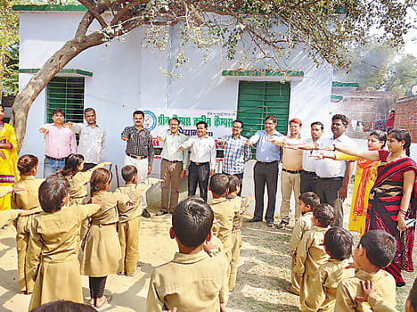 The children of the school campus clean