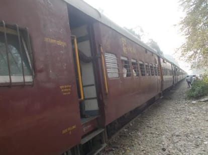 Eve teasing in train in ruhelkhand express.