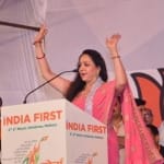 सांसद हेमामालिनी ने सभी का अभिवादन स्वीकार किया। 
