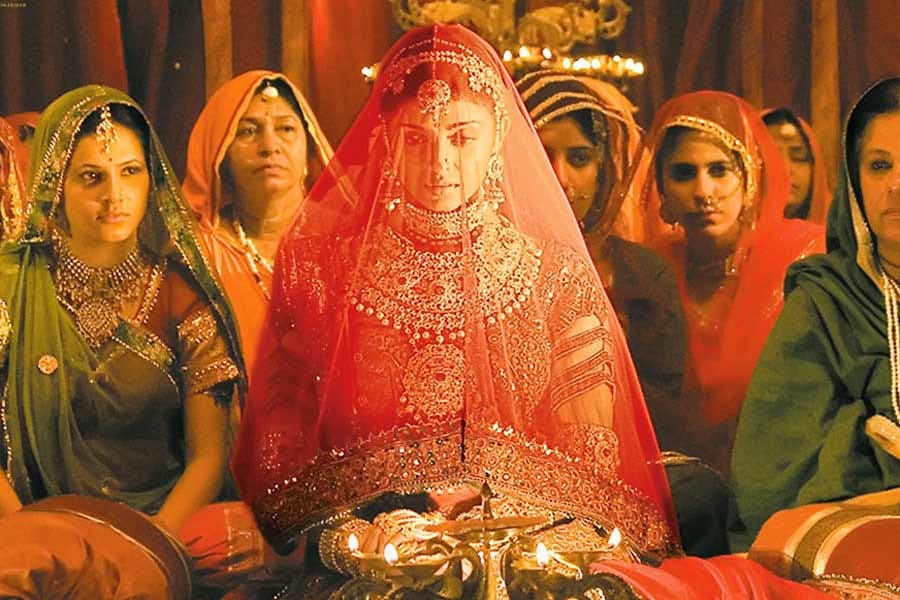 bollywood's most heavy costumes of all time 