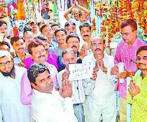 मांगों को लेकर हाथ जोड़ प्रदर्शन करते साराफा ब्यापारी