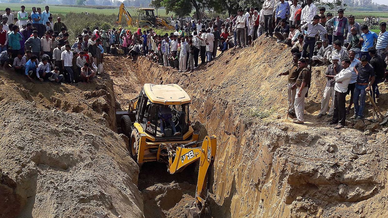 Death of young man and teenager due to collapse of mound