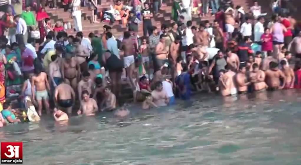  महाशिवरात्रि पर भक्तों ने लगाई गंगा में डुबकी 