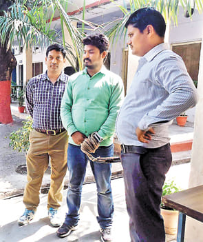Accused of swindle arrested from Varanasi