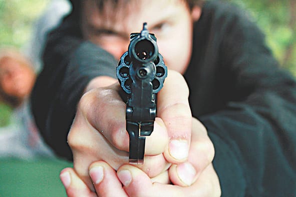 Miscreants shot liquor salesman, serious