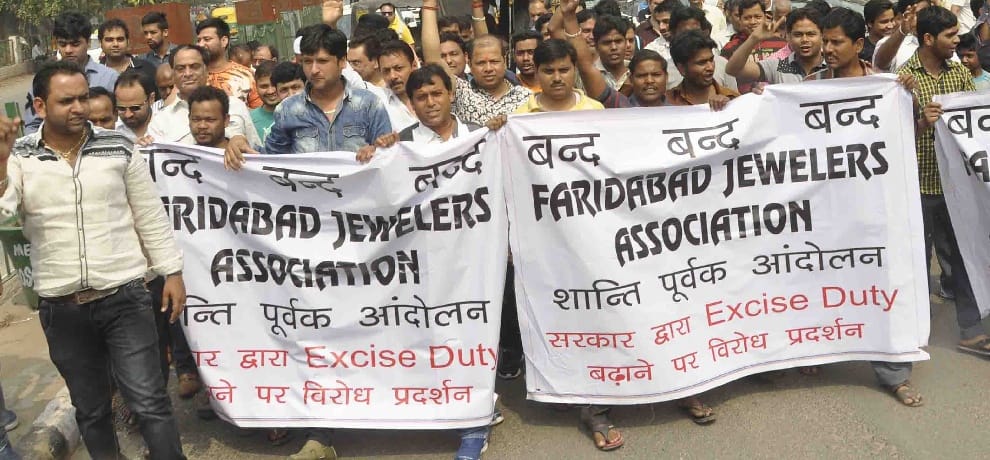 jwellers on road against excise duty on gold