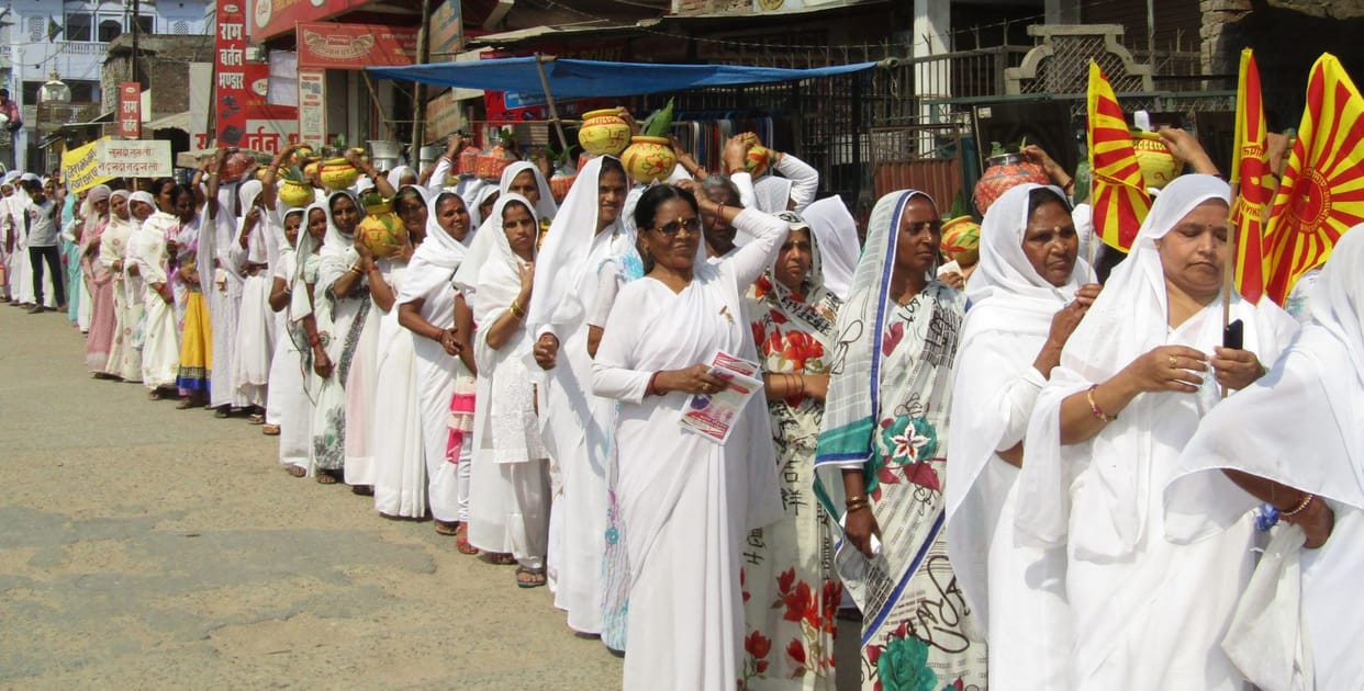 varadaanee bhavan se nikaalee kalash yaatra