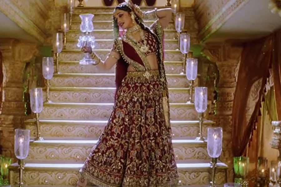 bollywood's most heavy costumes of all time 