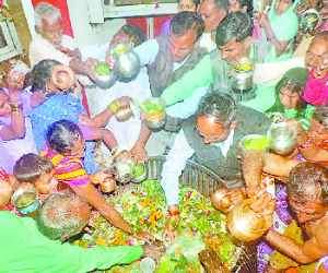 The devotees had bum-bum at Ramnagari