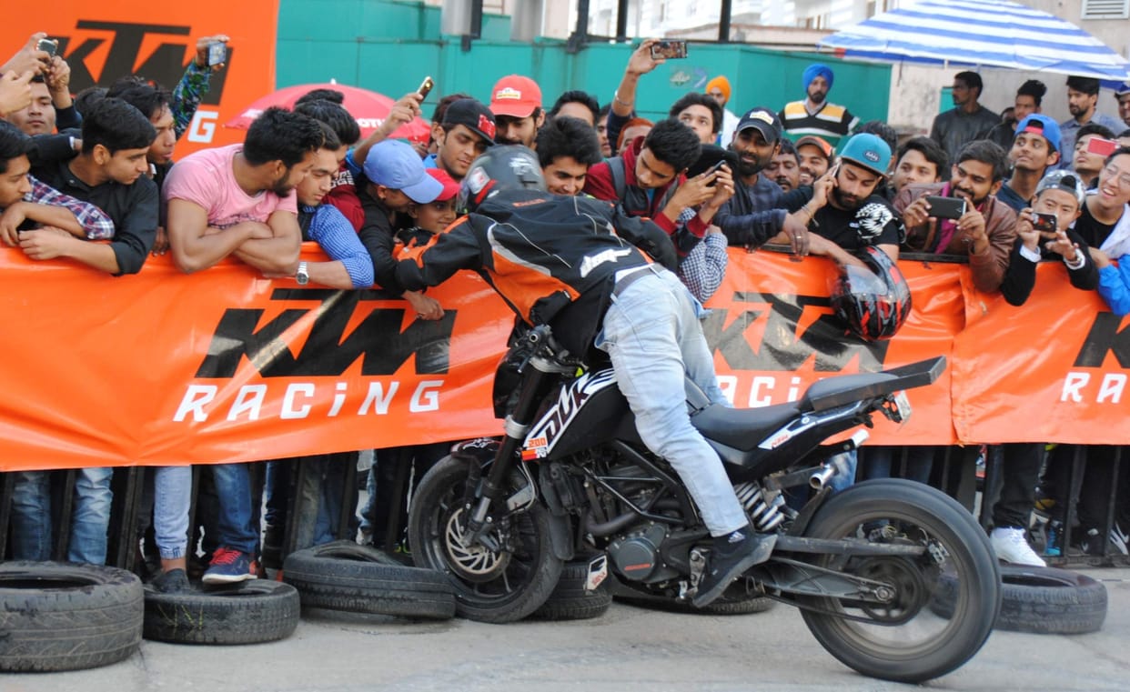 He falls uncontrolled bike riders