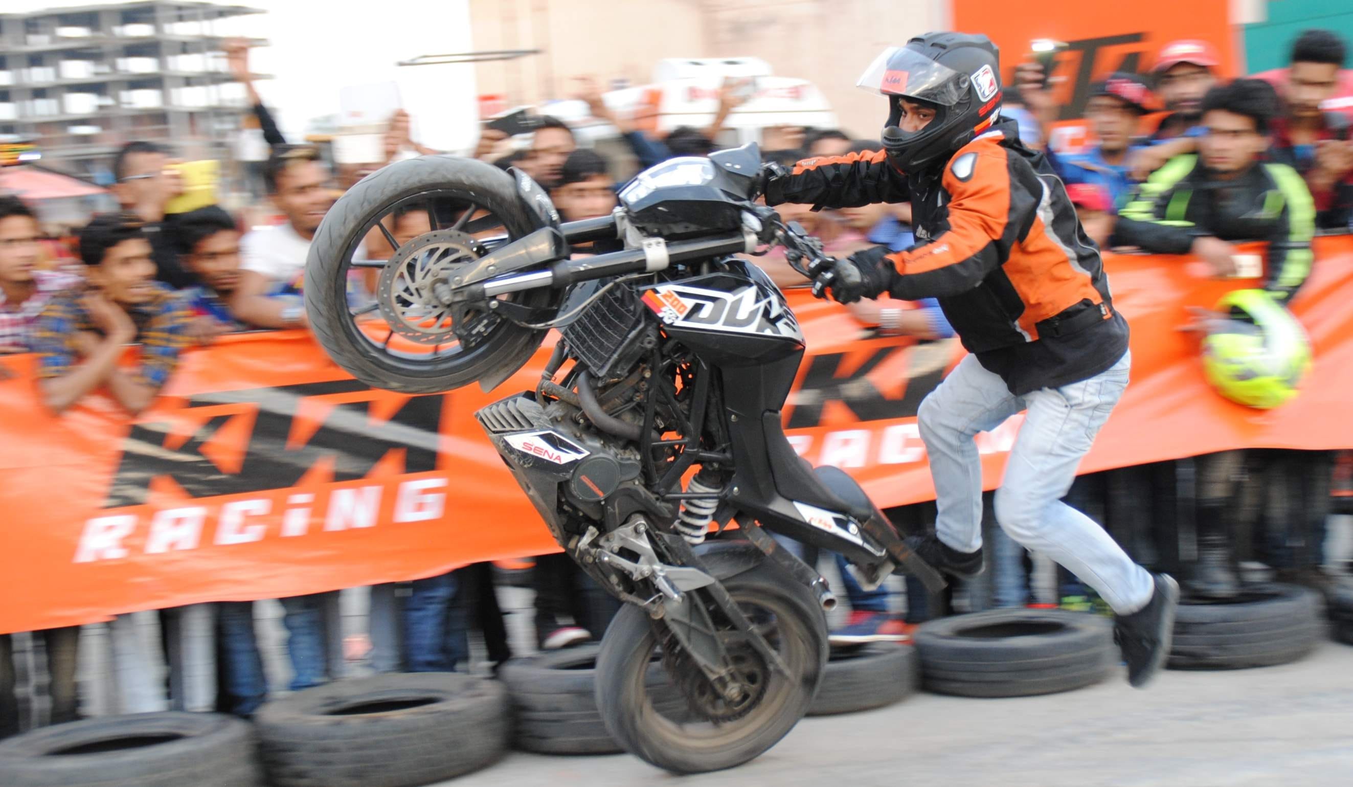 bikers show amazing stunt on bike.