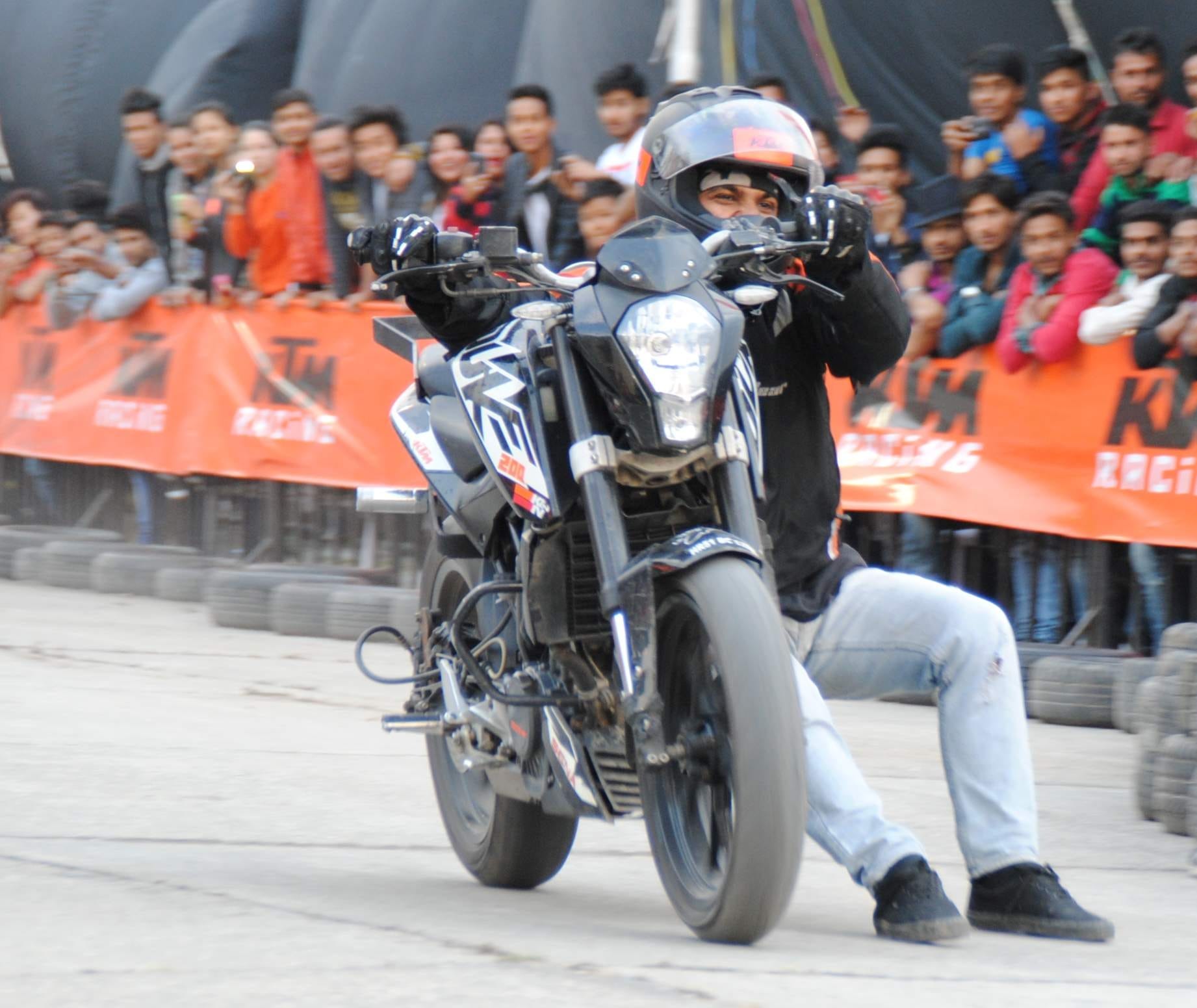 bikers show amazing stunt on bike.