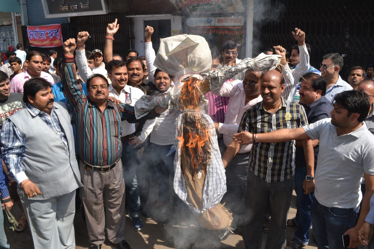 traders burnt manakin of finance minister