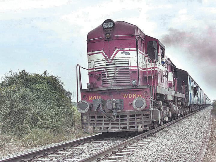 Lucknow AC Special stopped Because of the shuttle 