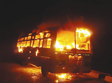 Villagers blocked the hiway and burn the bus 