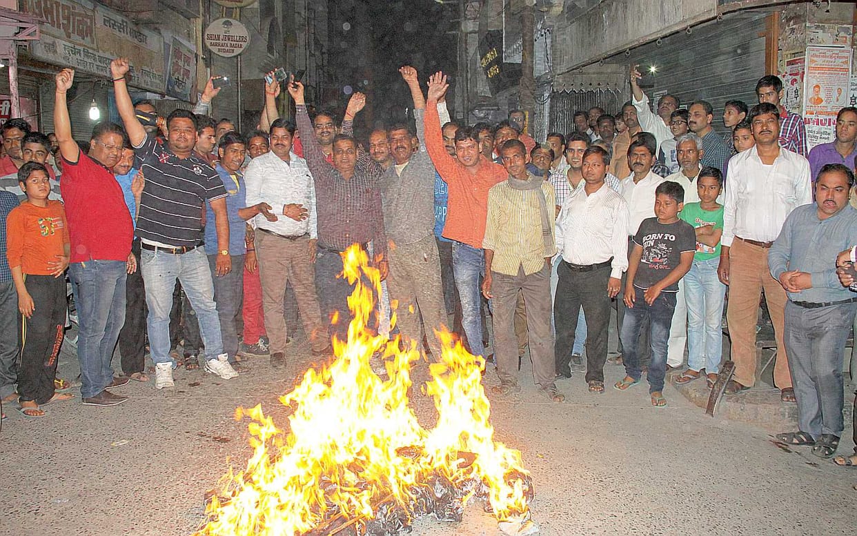 traders blew finance minister 's effigy