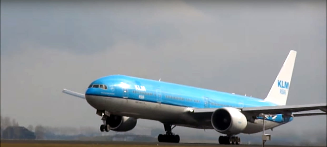 pilot threats passanders of aeropalne in italy