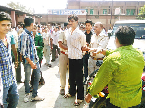  jebakatare ko pakad kar bheed ne peeta Catch thieves beaten by mob