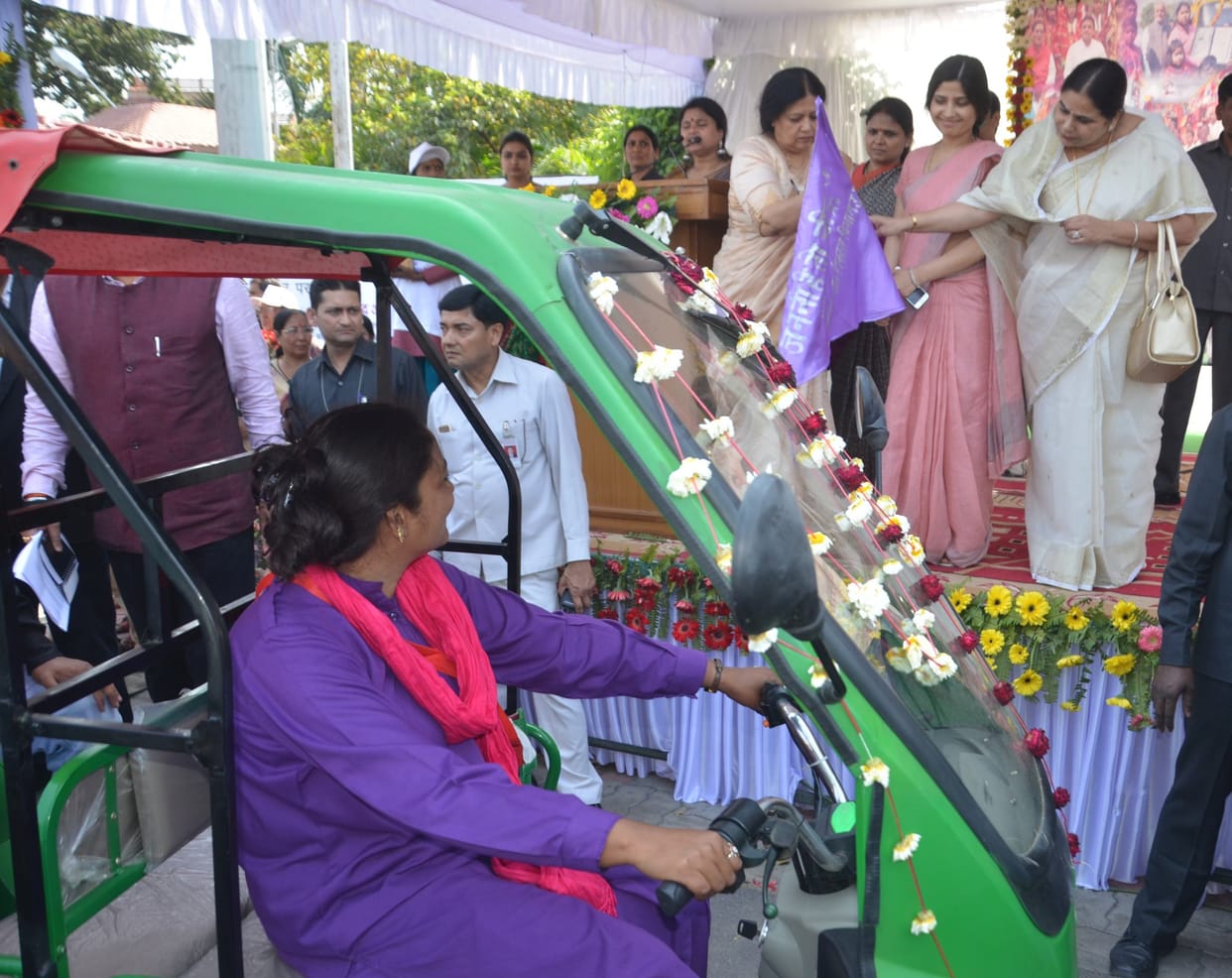 uttar pradesh government gives many gifts to momen on women day