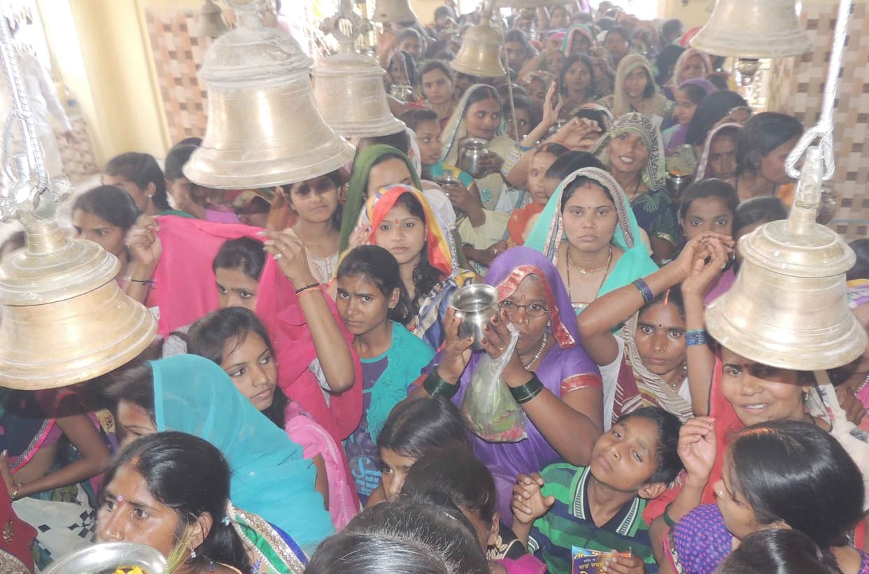 Shiwalyon thronging crowd of Faith