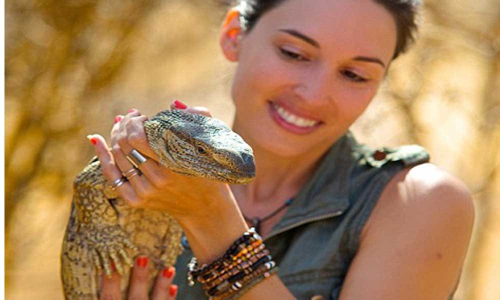 Wildlife photographer freindly with wild animals
