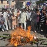 सराफा व्यापारियों ने बुधवार को वित्त मंत्री का पुतला जलाया।