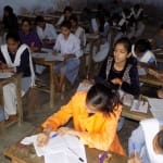 परीक्षा देतीं छात्राएं। 
