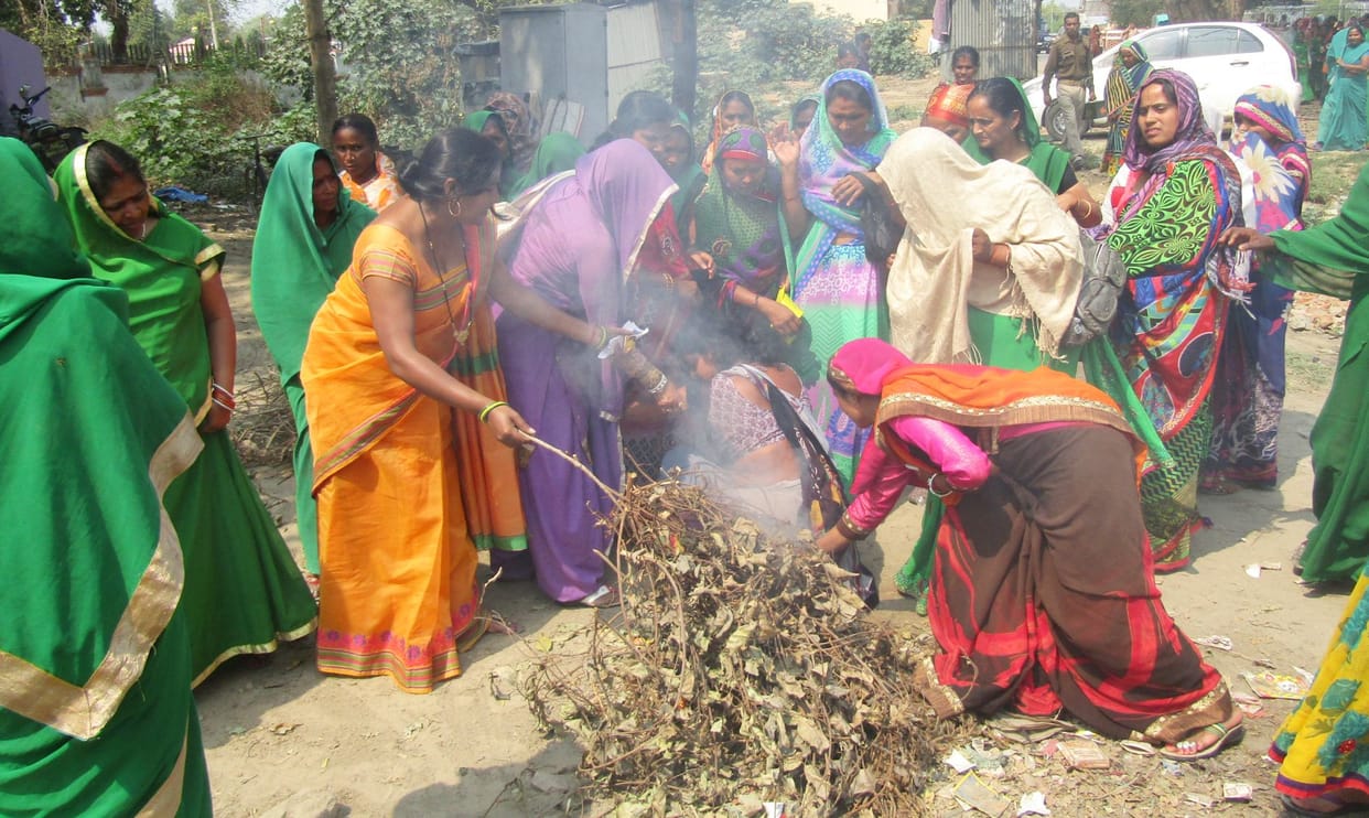 kaaryakatriyon par madhumakkhiyon ne kiya hamala