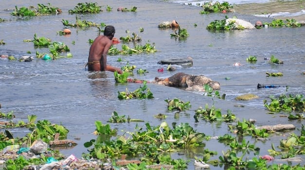 lucknow police throw unknown deadbody in gomti river