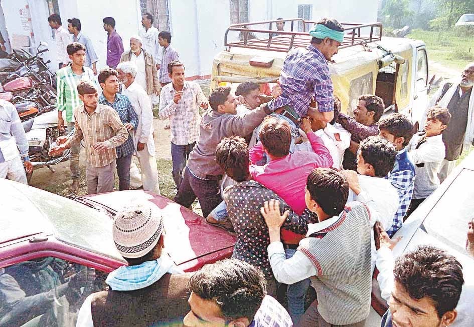 hard colaps between two group in bhot police station 