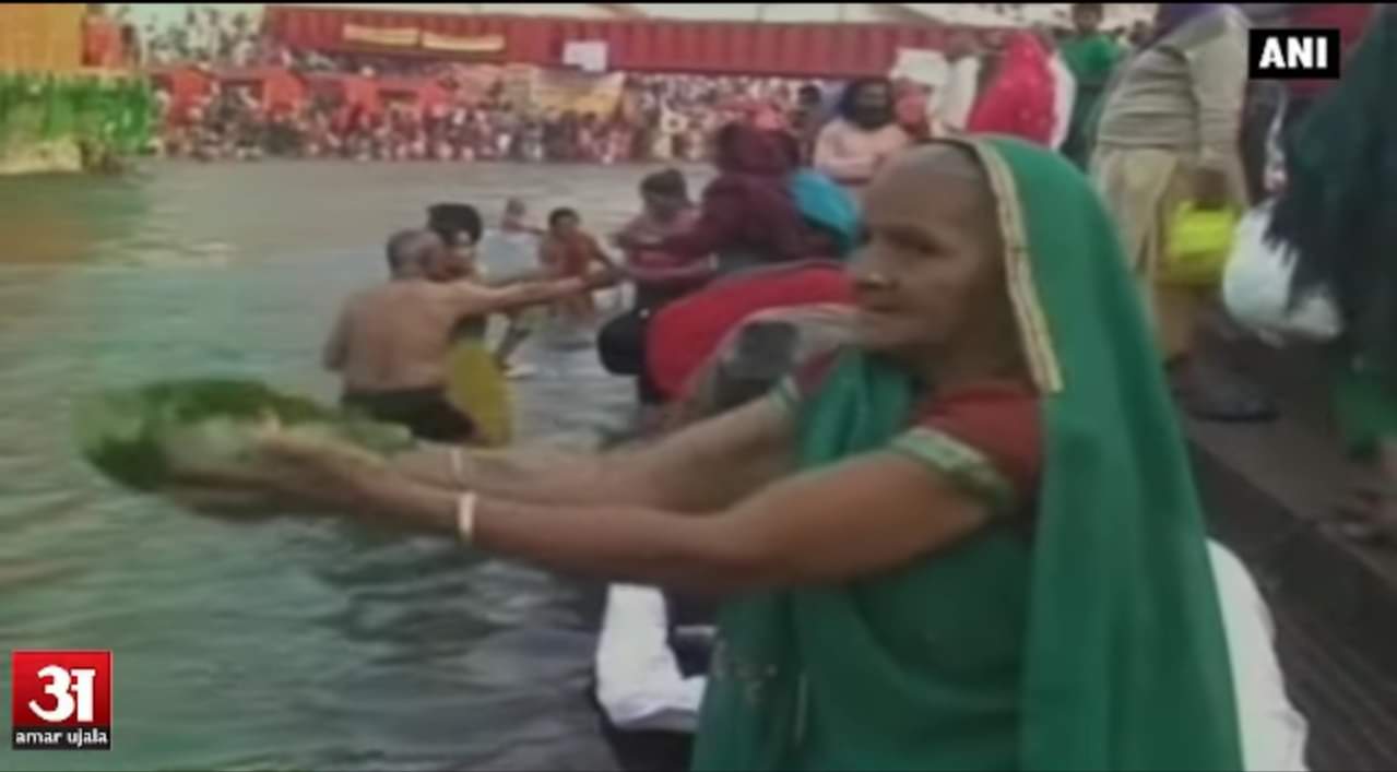 श्रद्धालुओं ने लगाई आस्था की डुबकी