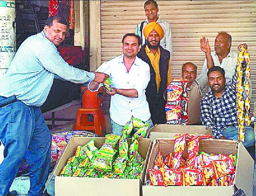 कुरकुरे ट्राएंगल के पैक में पकड़ी  घटतौली