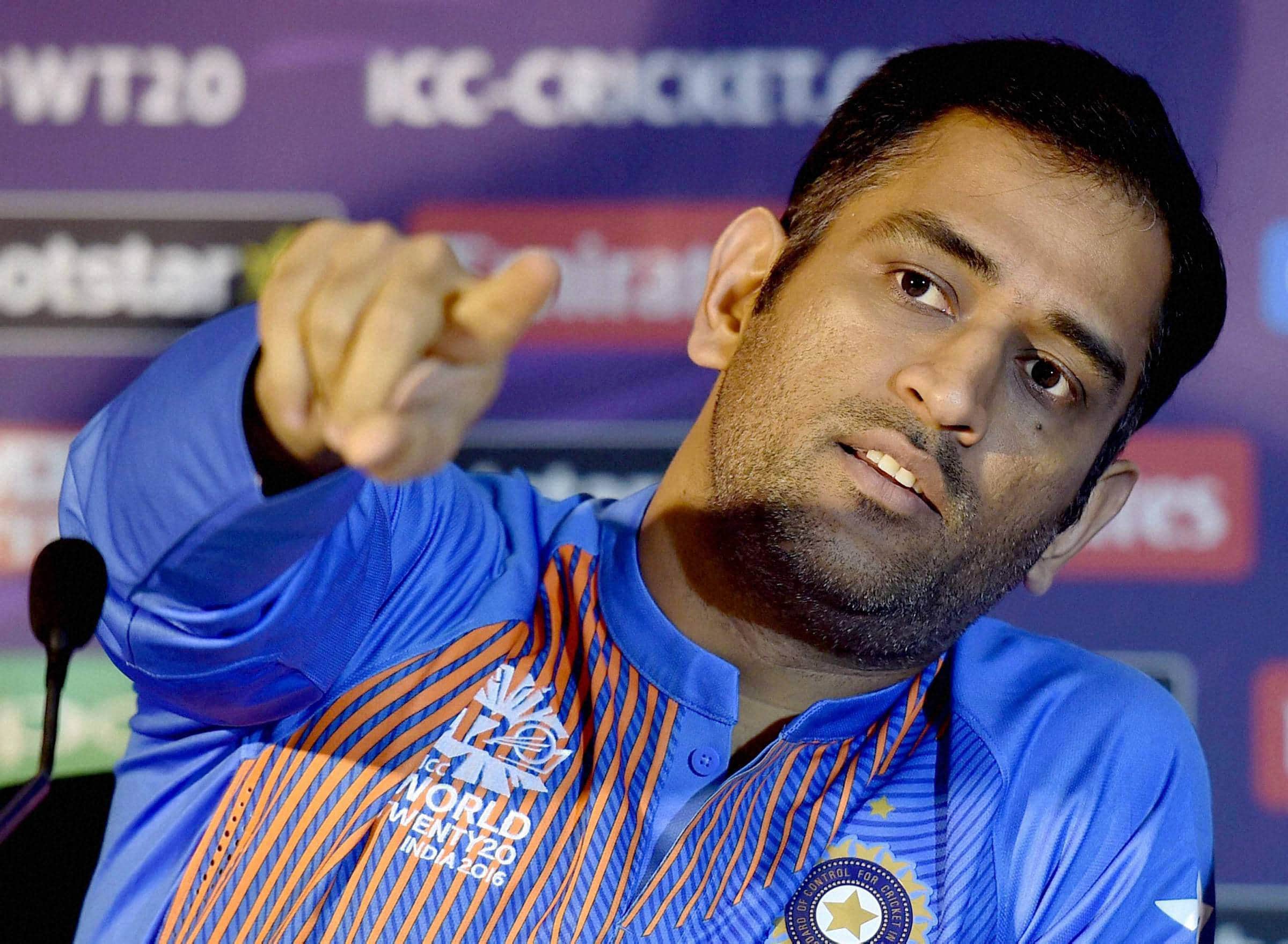 birthday special: ms dhoni funny moment when he scare his guard becoming ghost