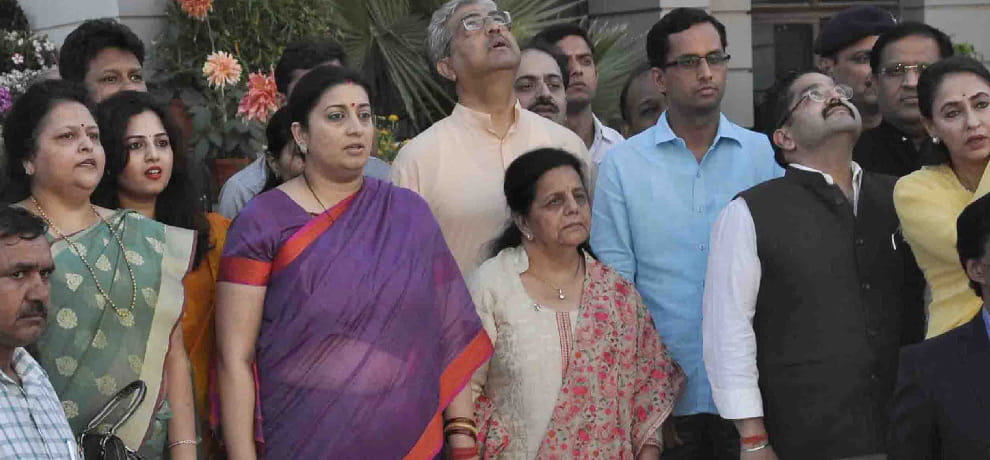 smriti irani in private university to unflur 108 feet long triclour in faridabad