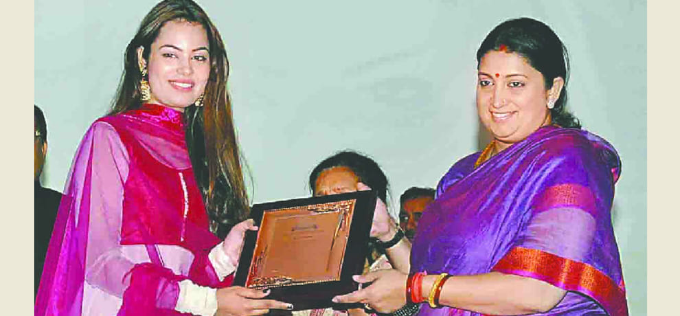 smriti irani in private university to unflur 108 feet long triclour in faridabad