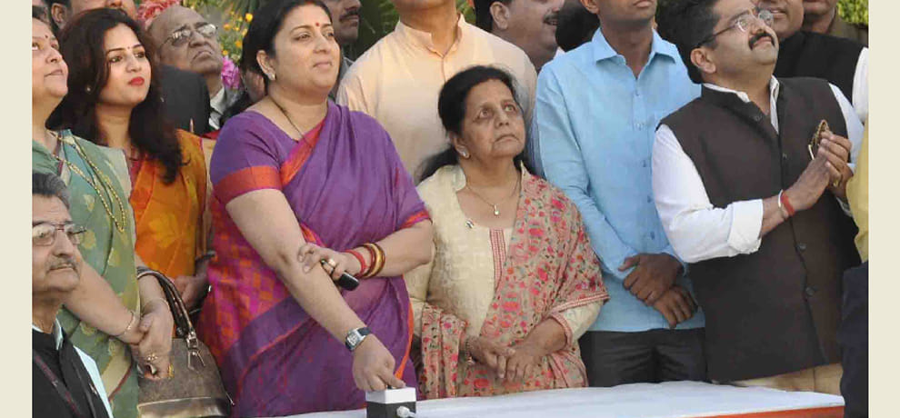 smriti irani in private university to unflur 108 feet long triclour in faridabad