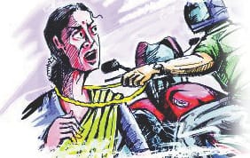 bank officer wife mobile snatched.
