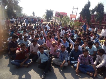 protest against student's death in saroj institute 