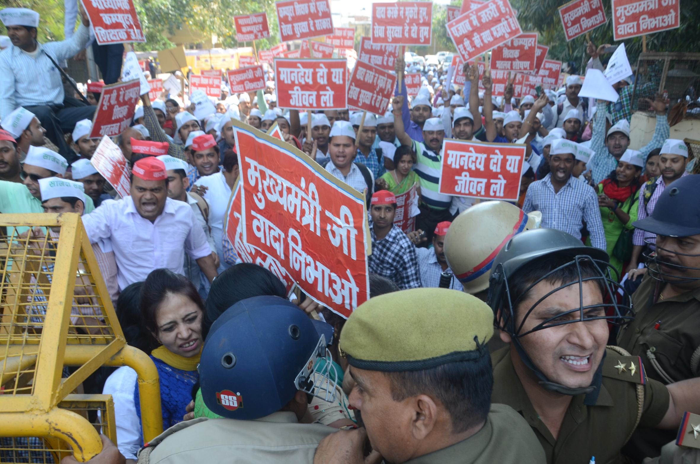 lathicharge at computer anudeshak.