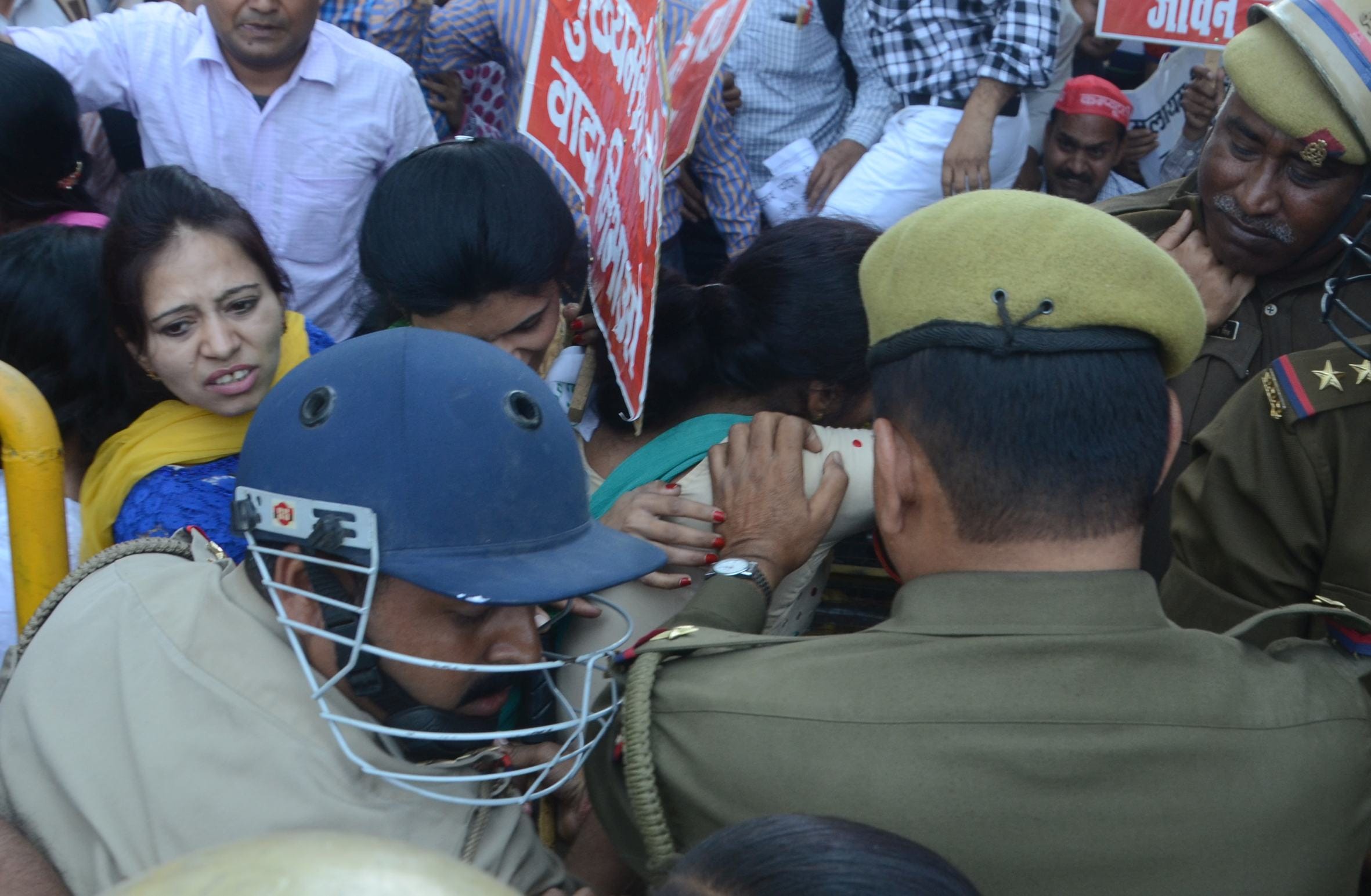 lathicharge at computer anudeshak.