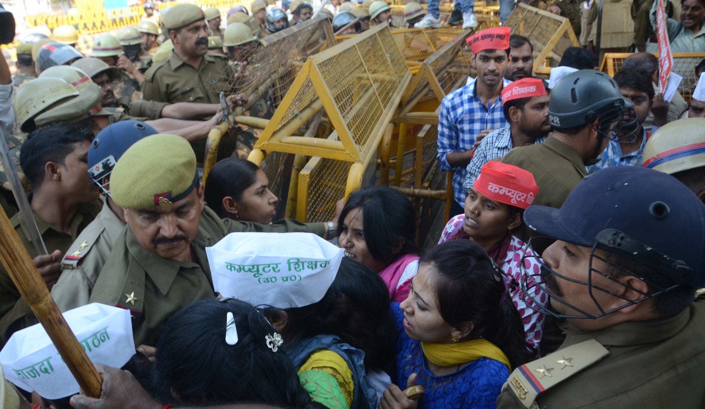 lathicharge at computer anudeshak.