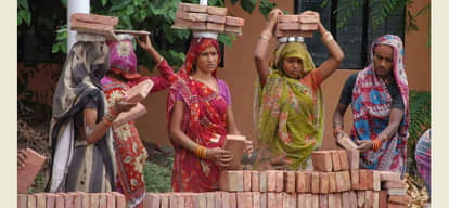 मजदूरी करती महिलाएं