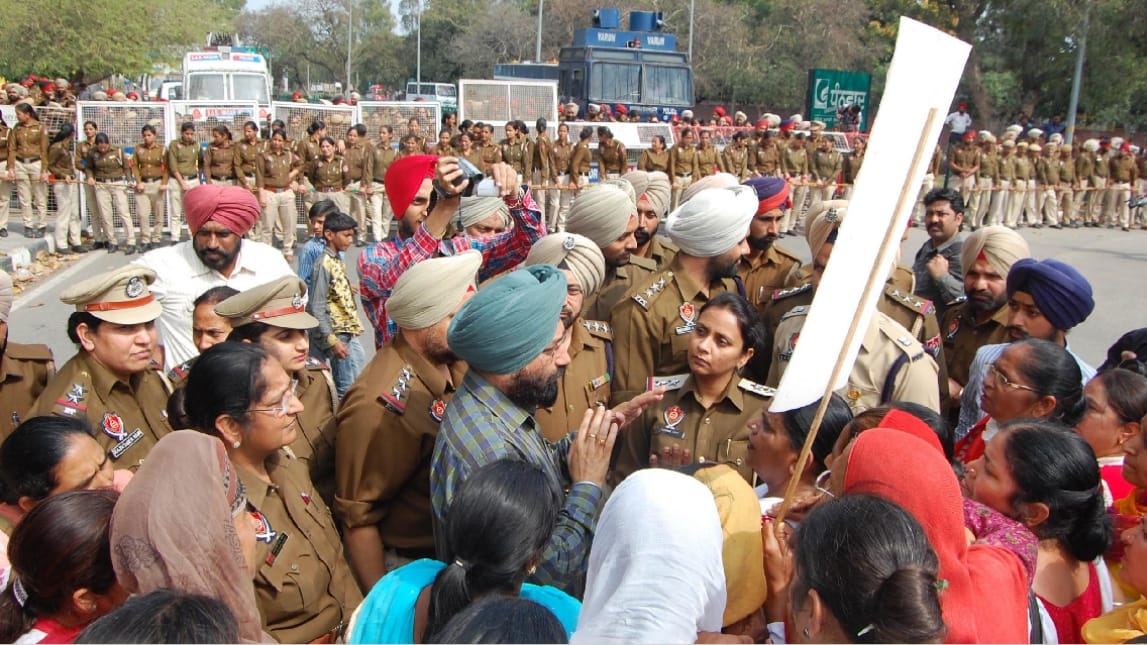 anganwadi workers protest, anganwadi workers and police clash, mohali police, mohali news