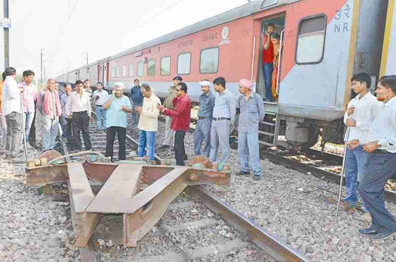 Army Special train r is divided into two parts in Shahganj