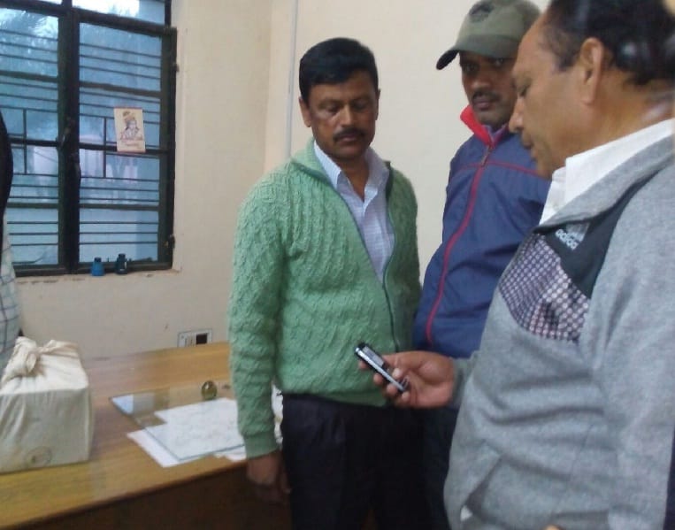 JE Engineering College arrested red-handed taking bribe