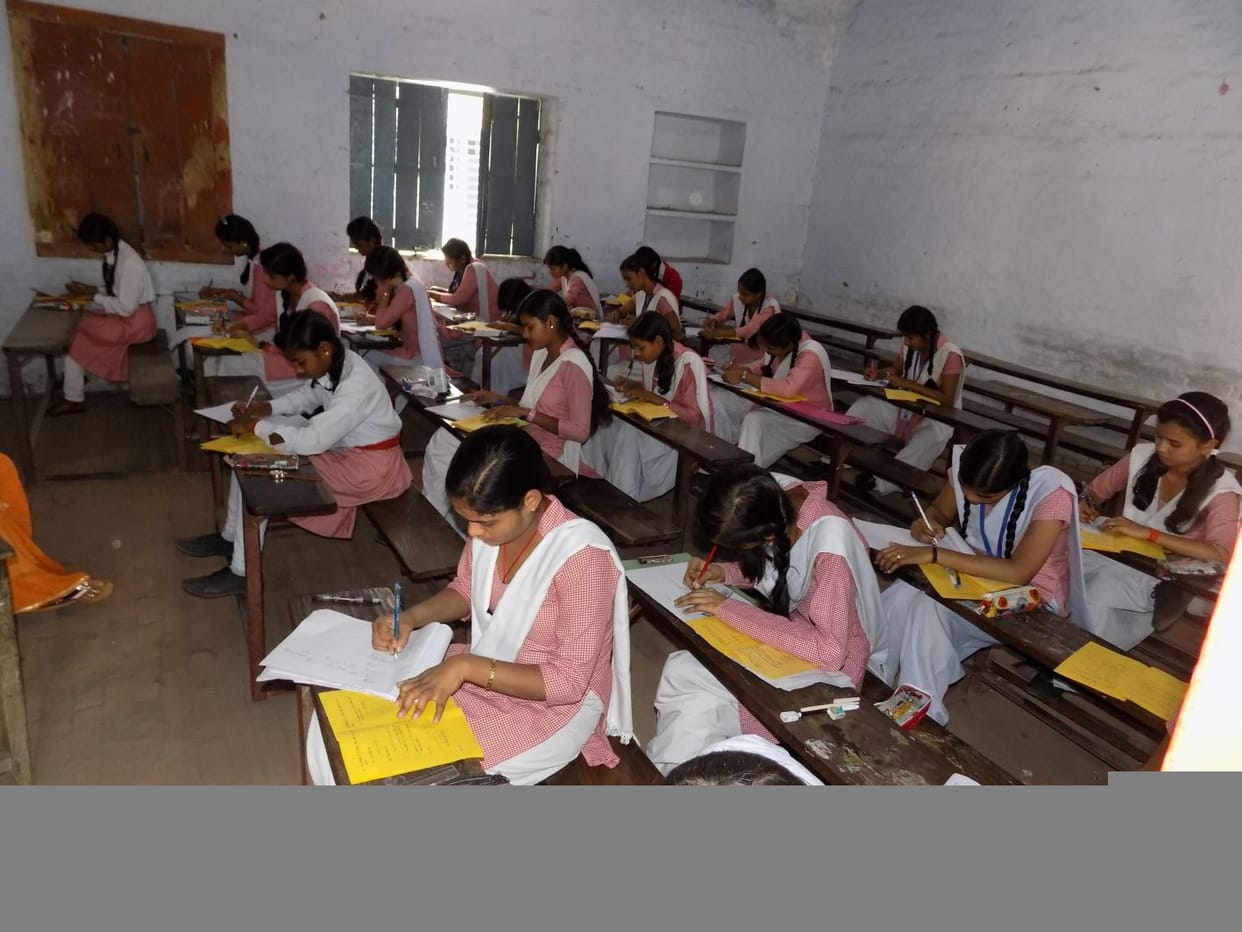 यूपी बोर्ड परीक्षा में सुरक्षा घेरा टूटा, केंद्र के अंदर पहुंचे दो बाहरी लोग