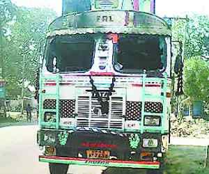 Man crushed by truck, the crowd set fire to the vehicle