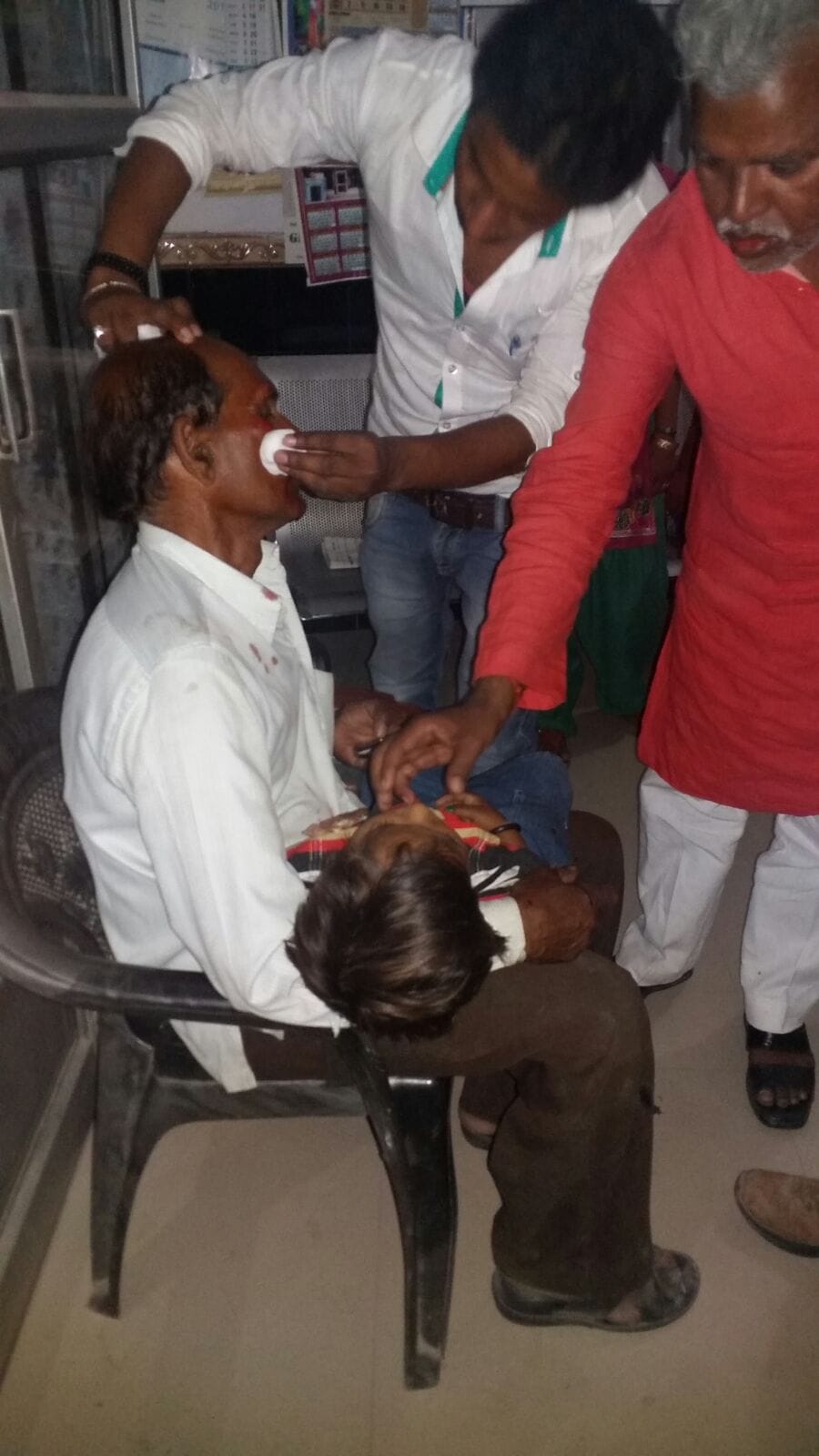 Eight injured in two groups clashed